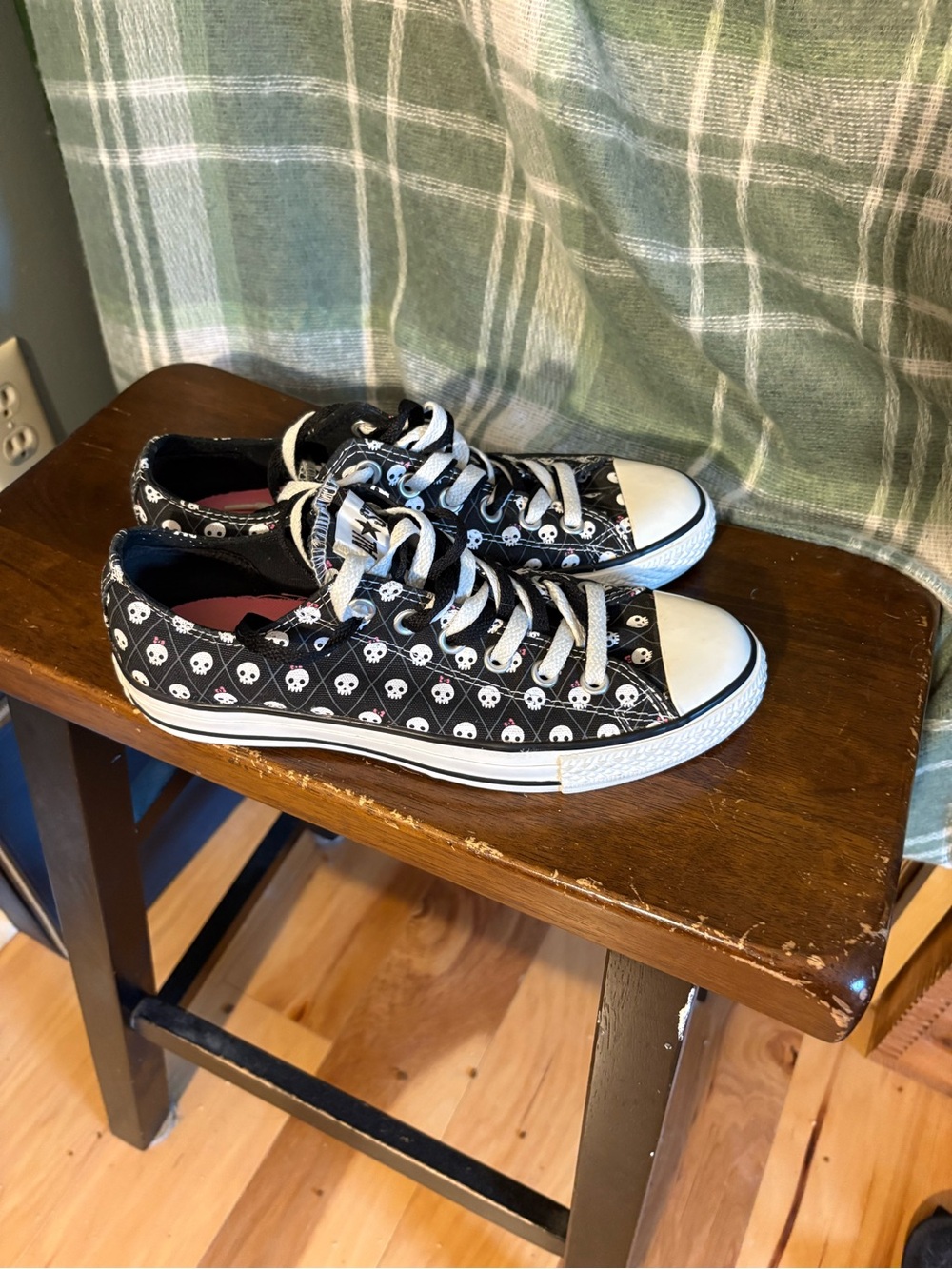 Converse Black Skulls and Bows Print Low-Top Sneakers with White Accents